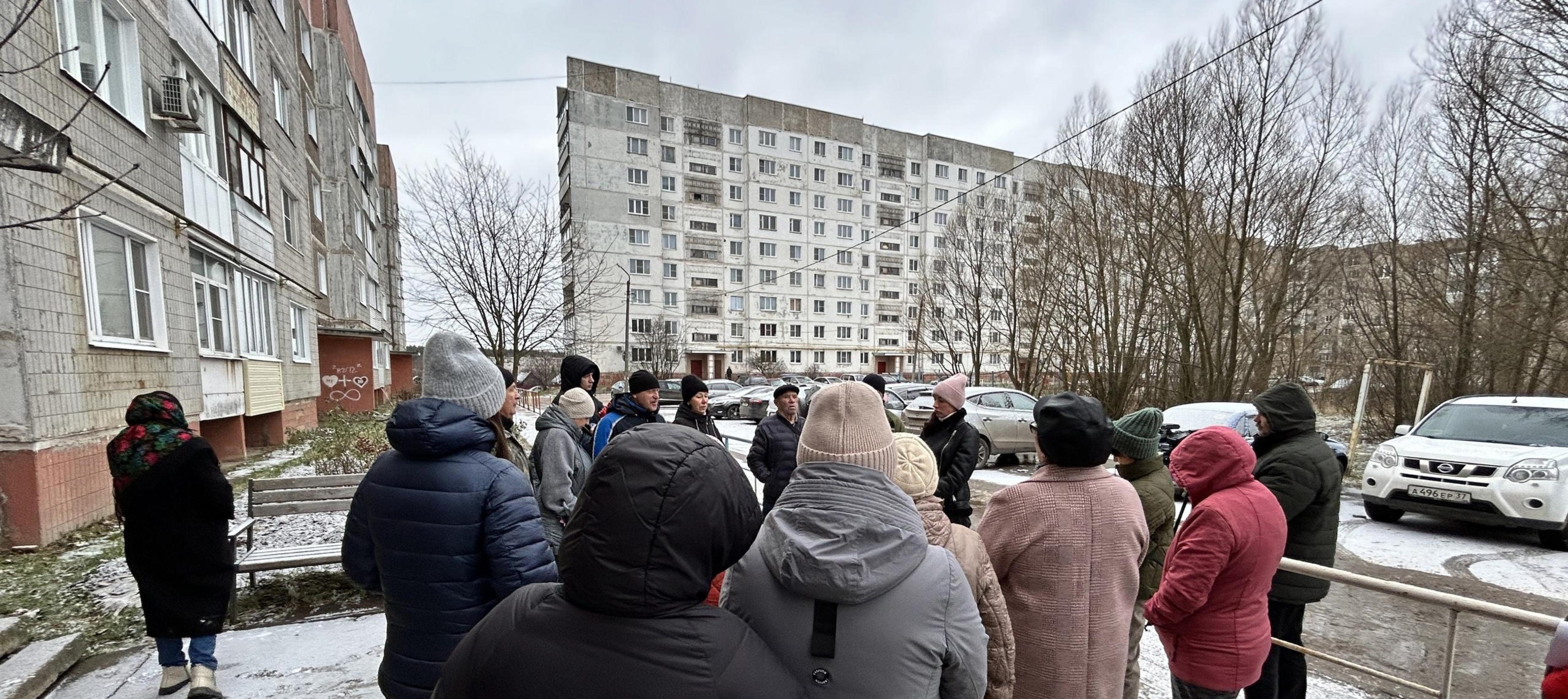 У дома №15 микрорайона Южный прошла встреча жителей с представителями администрации.