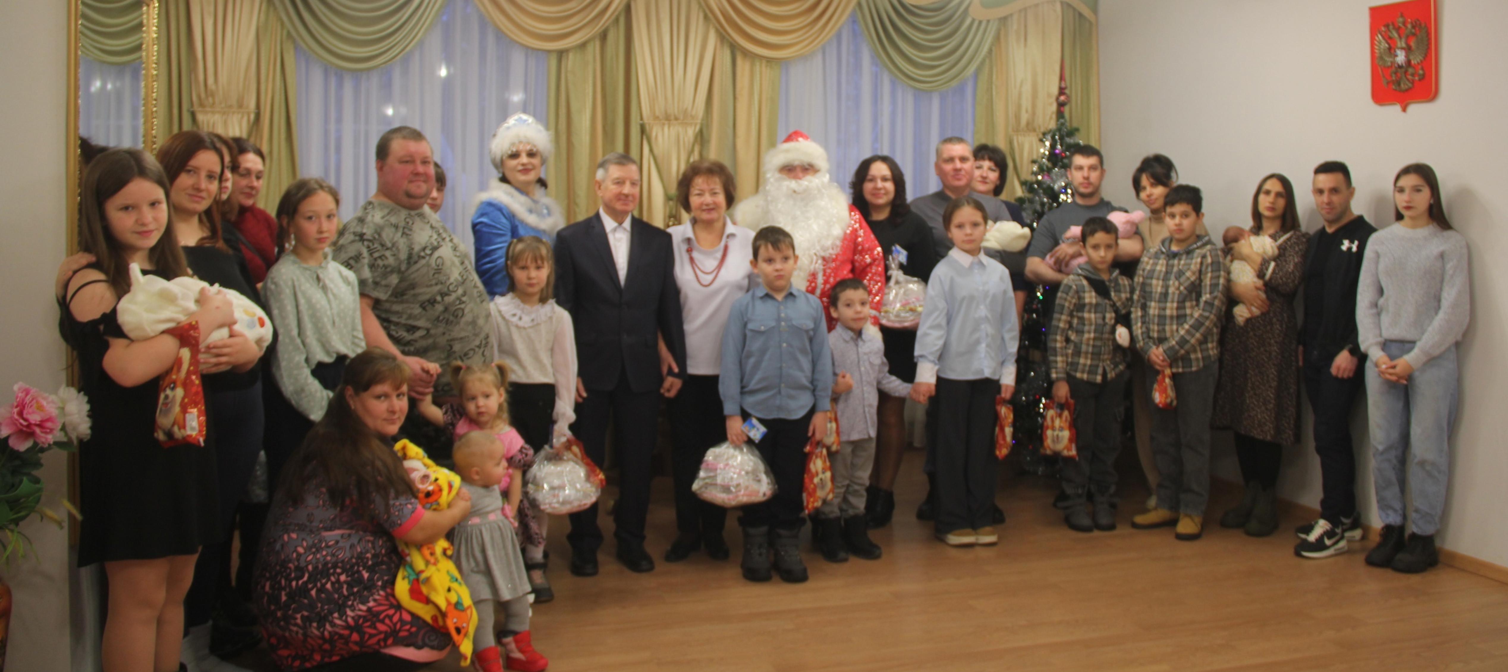 В Родниковском филиале ЗАГС чествовали многодетные семьи.