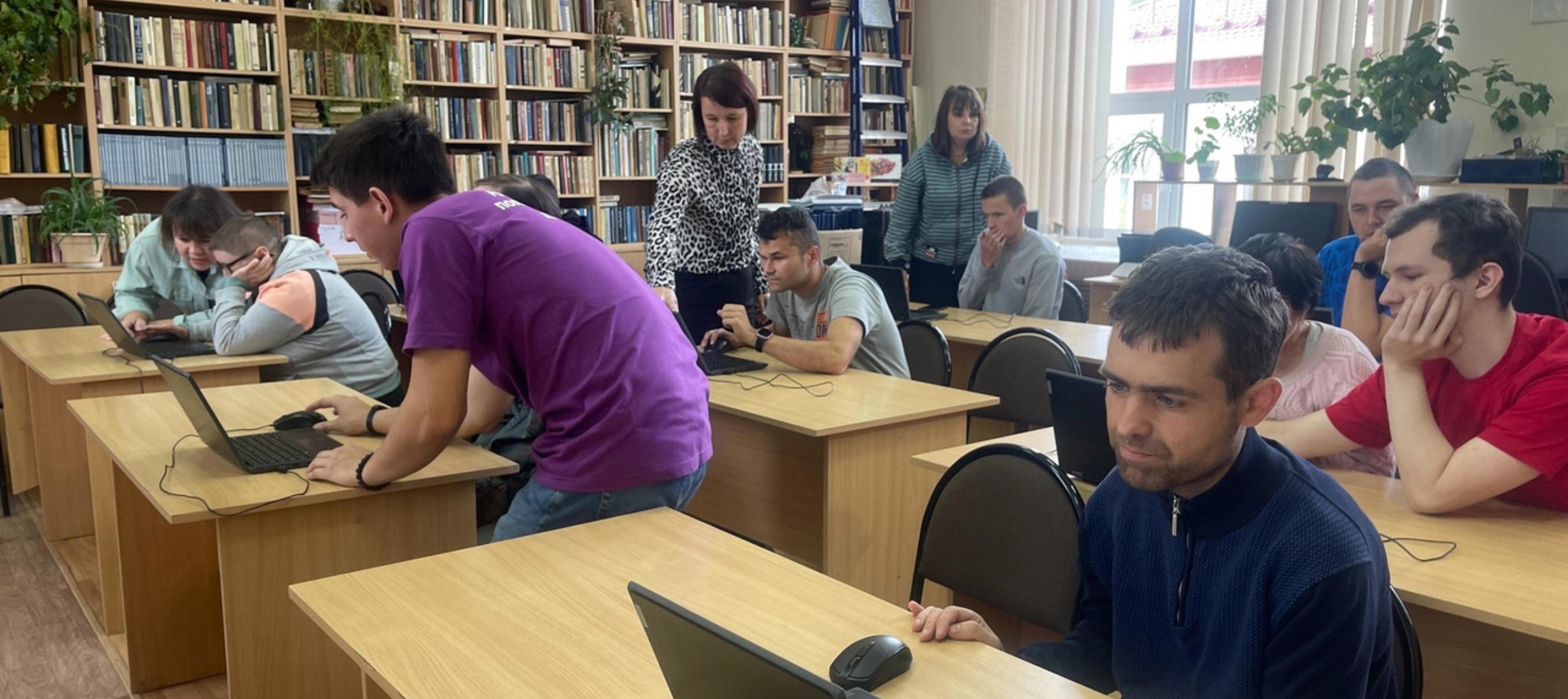Воспитанников центра социальной реабилитации продолжают обучать компьютерной грамотности.