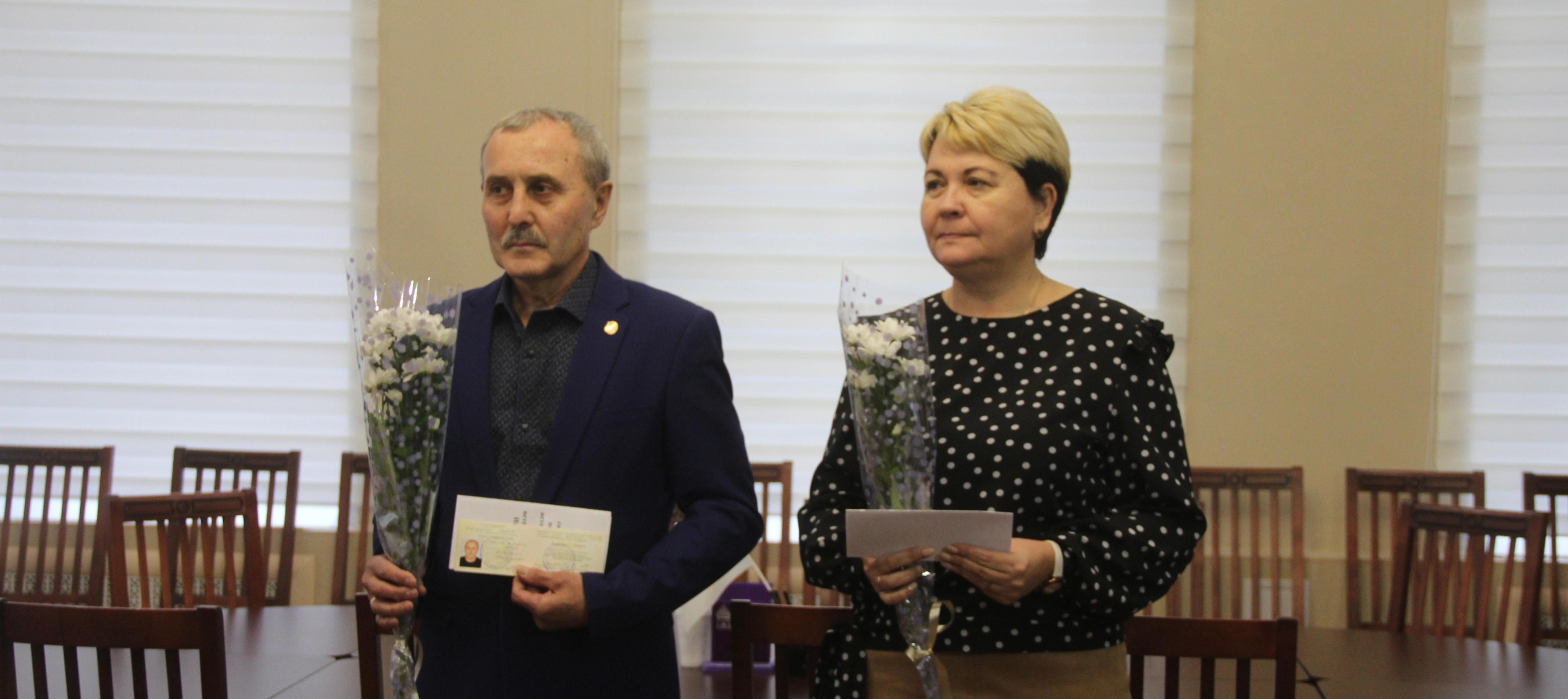 В администрации Родниковского района состоялось вручение удостоверений «Ветеран труда» заслуженным родниковцам.