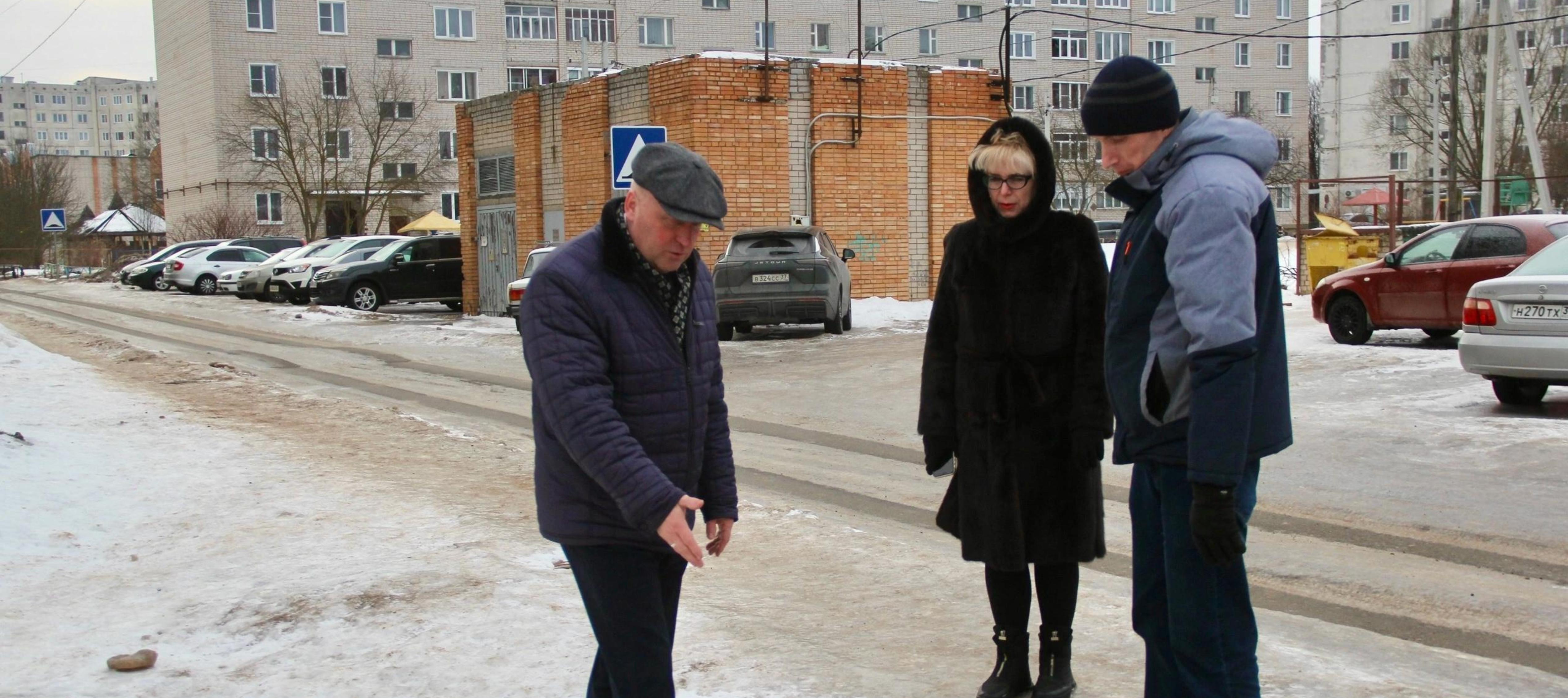 Городские власти проверили пешеходные зоны на факт обработки противогололедным материалом.