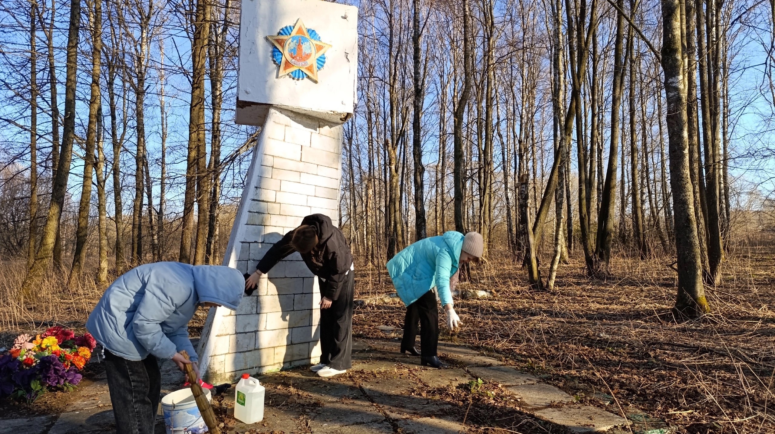 В Родниковском районе начались мероприятия по благоустройству памятников, посвященных героям Великой Отечественной войны..