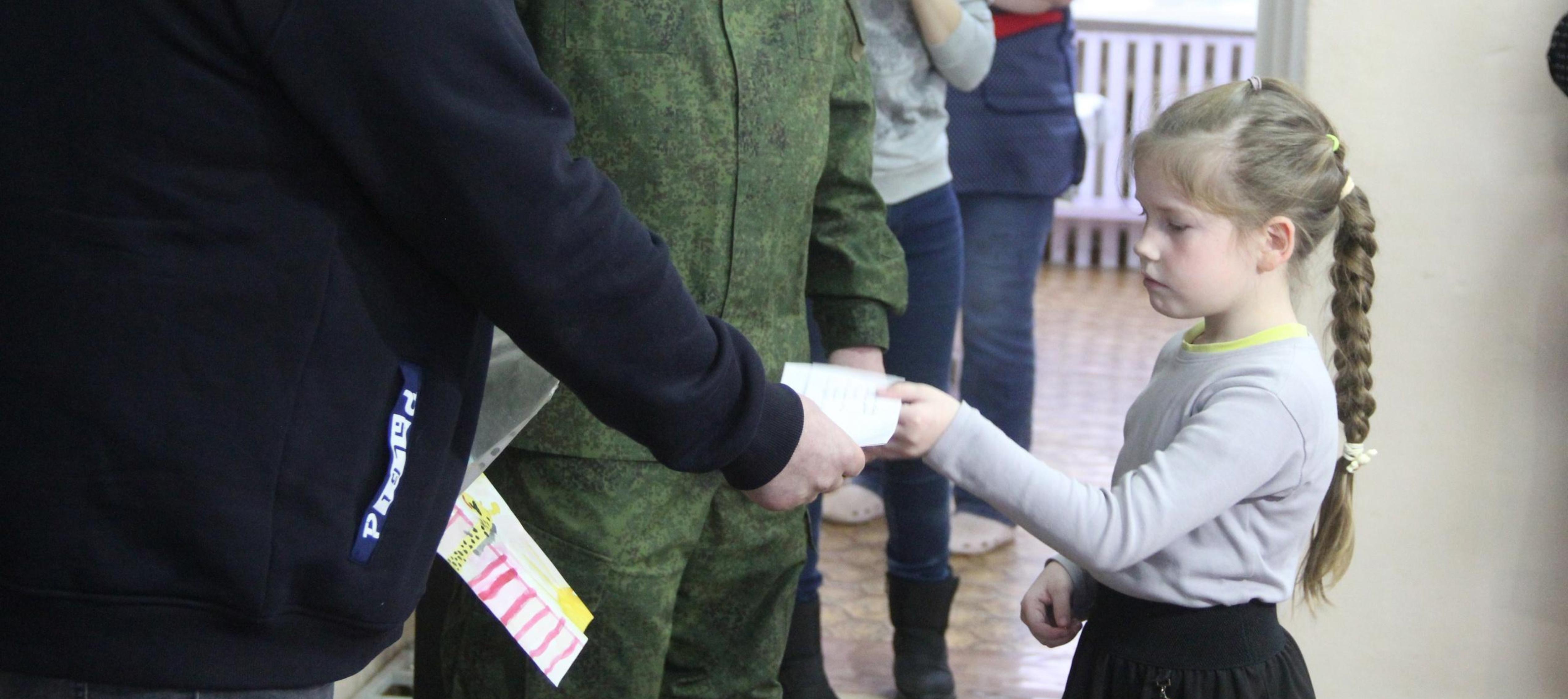 Военнослужащий приехал лично передать ответ на письмо родниковской школьницы.