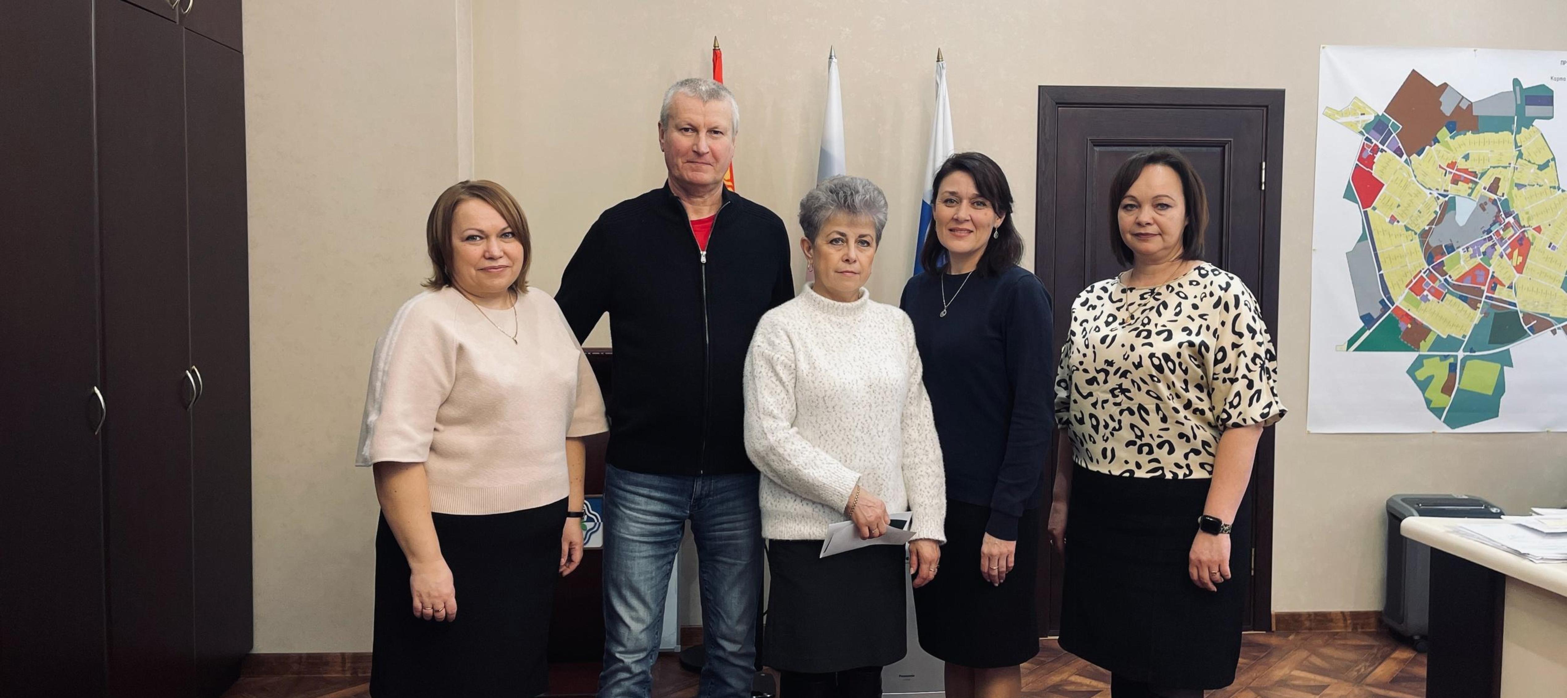 Двум родниковцам в преддверии Нового года вручили удостоверения «Ветеран труда».