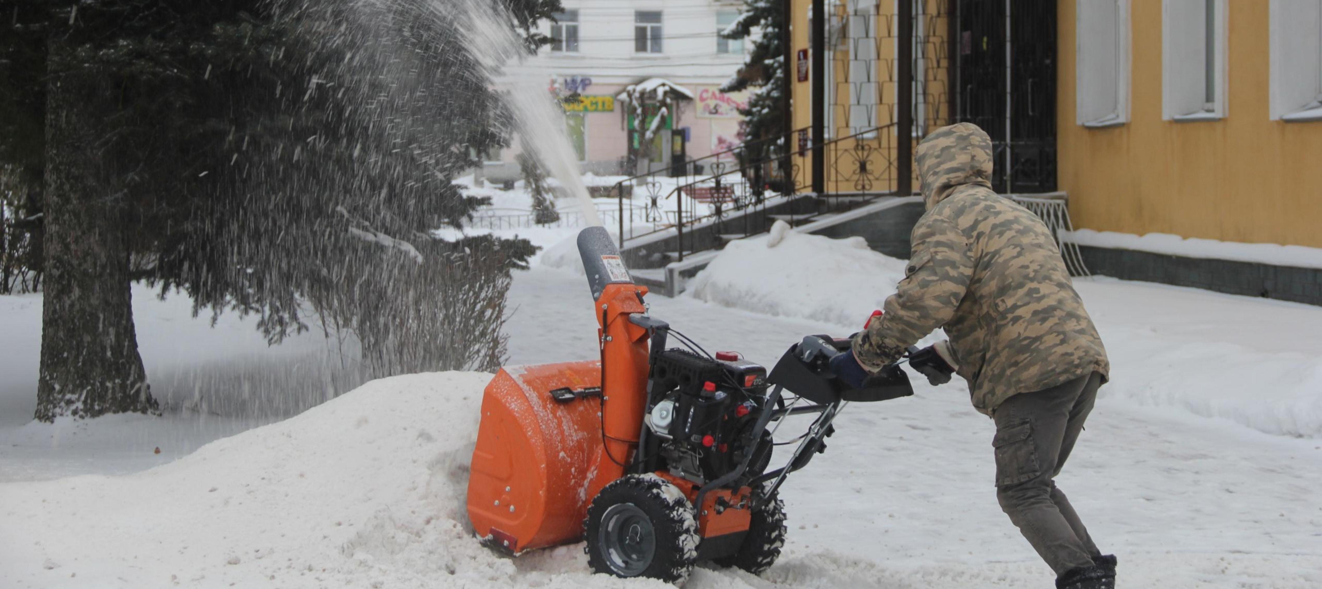 Для городских нужд приобретена новая спецтехника  В пользование городских служб поступила новая спецтехника, которая уже начала свою работу. Так, в предприятие МКП «Спецтехстрой» поступил новый трактор МТЗ 82.1 «Беларус» с телегой, прицепом, ножом для убо.