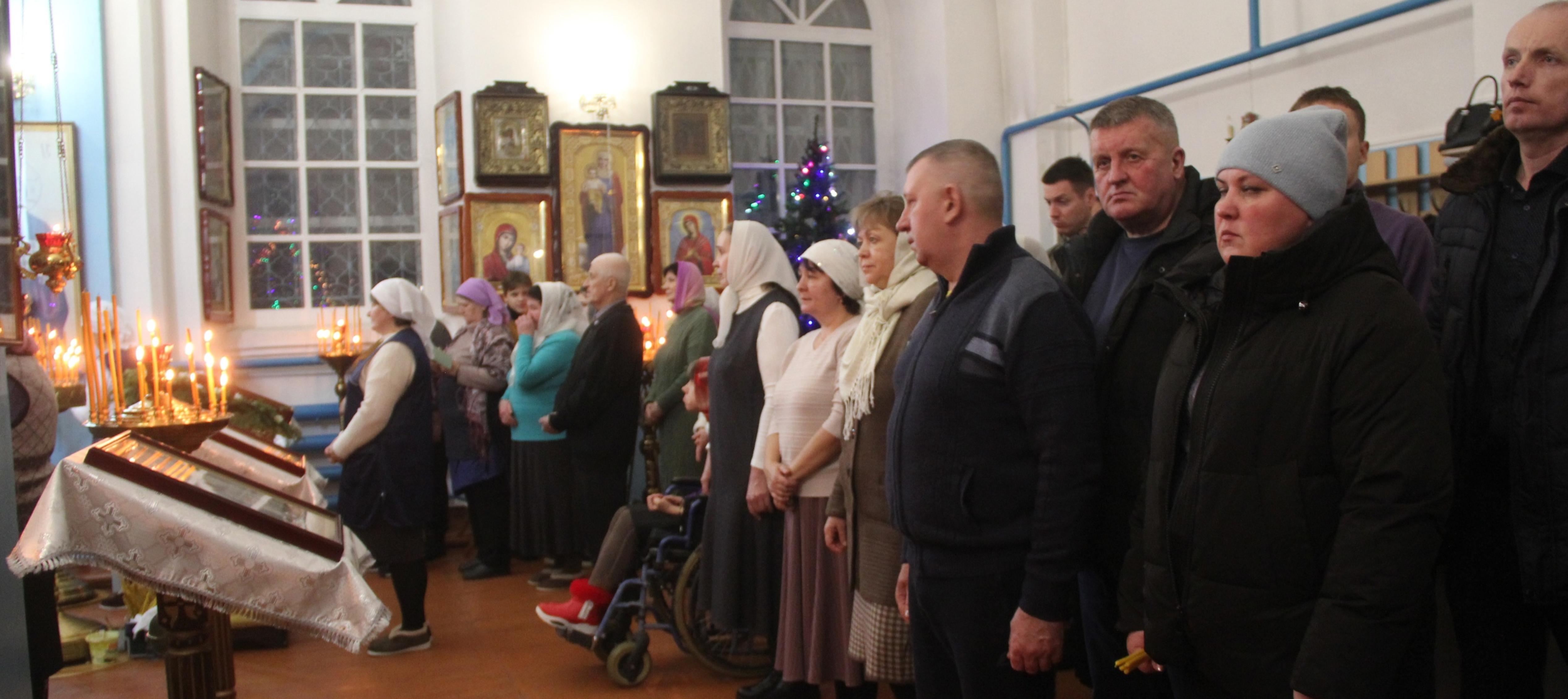 В честь светлого праздника Рождества Христова в храмах Родниковского района прошли богослужения..