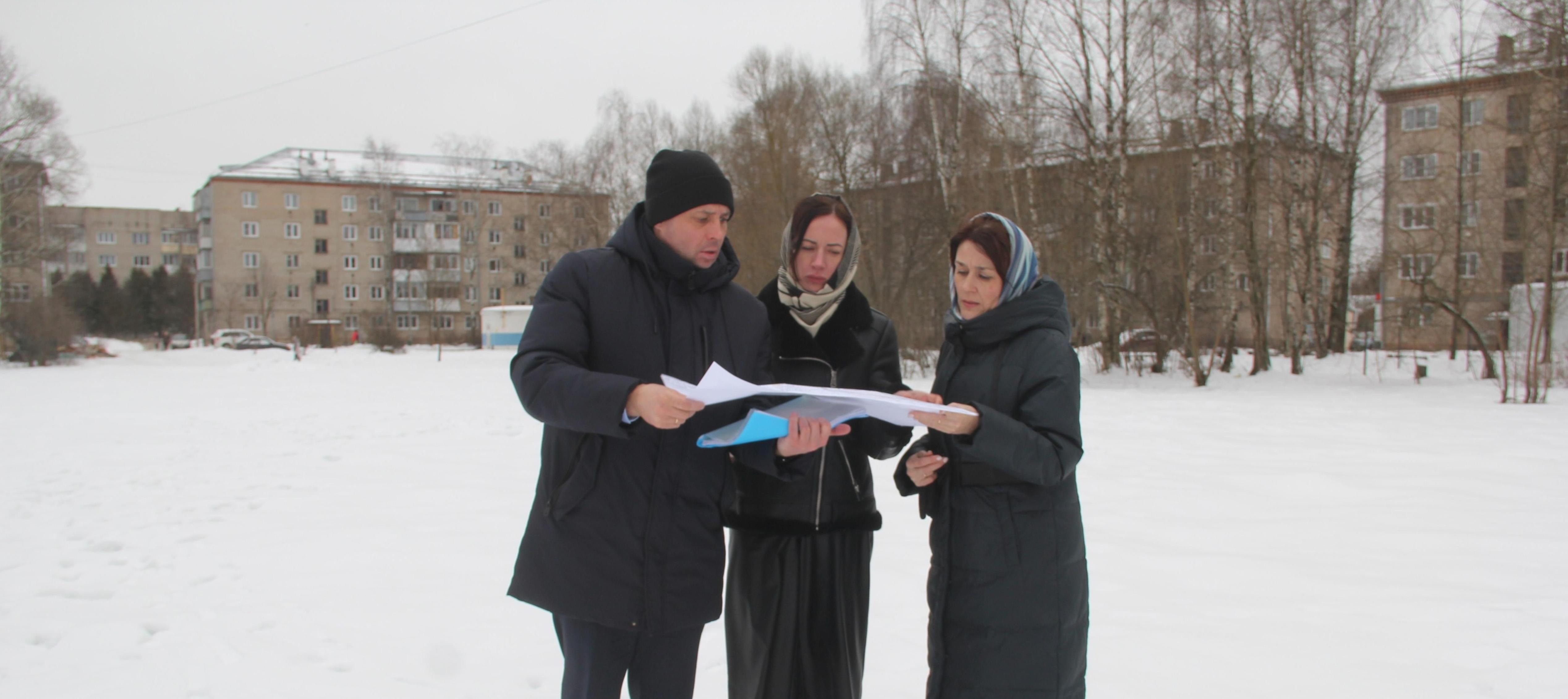 Районные власти посетили стадион «Труд» и поле в мкр. Гагарина, где в этом году произойдут большие изменения..