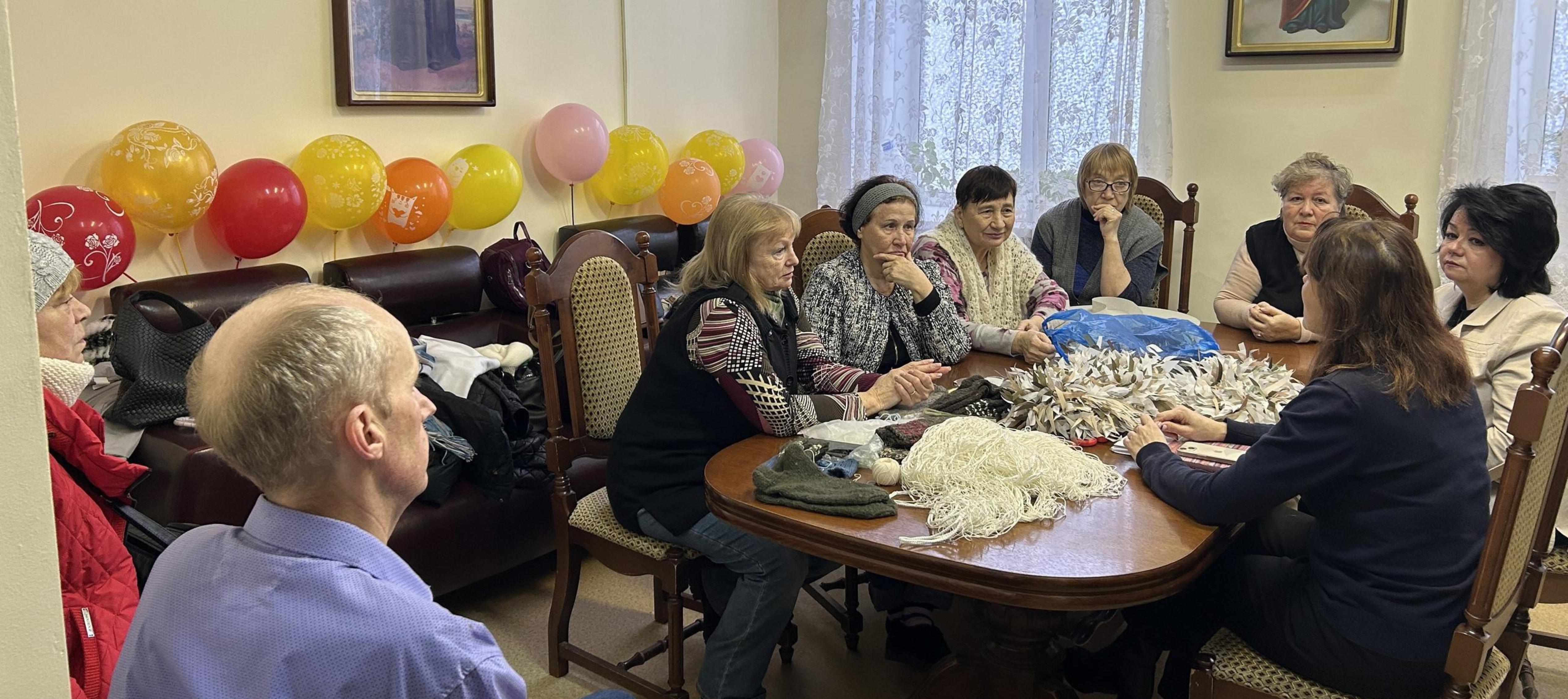 Часть средств, собранных в рамках благотворительной акции &quot;Тепло для героя&quot; в День Героев Отечества, передали волонтёрам в православный центр.