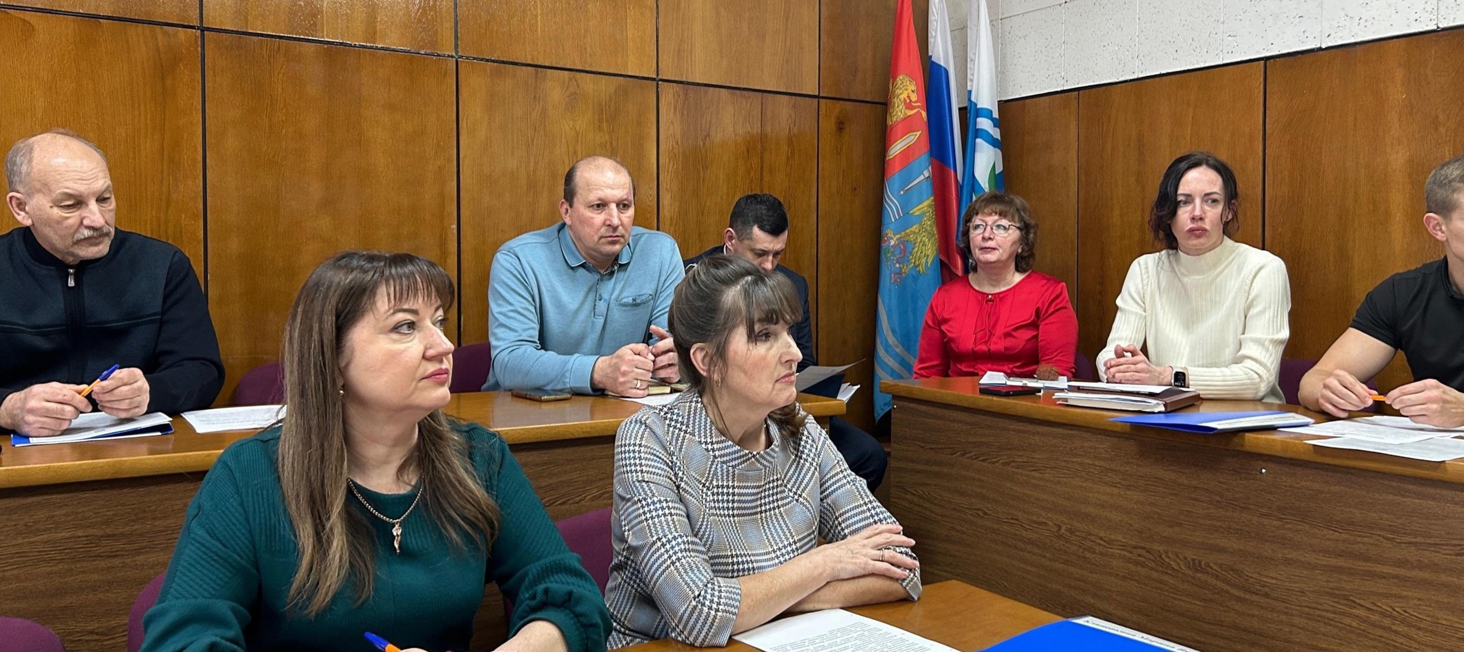 Депутаты городского Совета обсудили исполнение требований правил по содержанию дорог, тротуаров, придомовых и общественных территорий в зимний период.