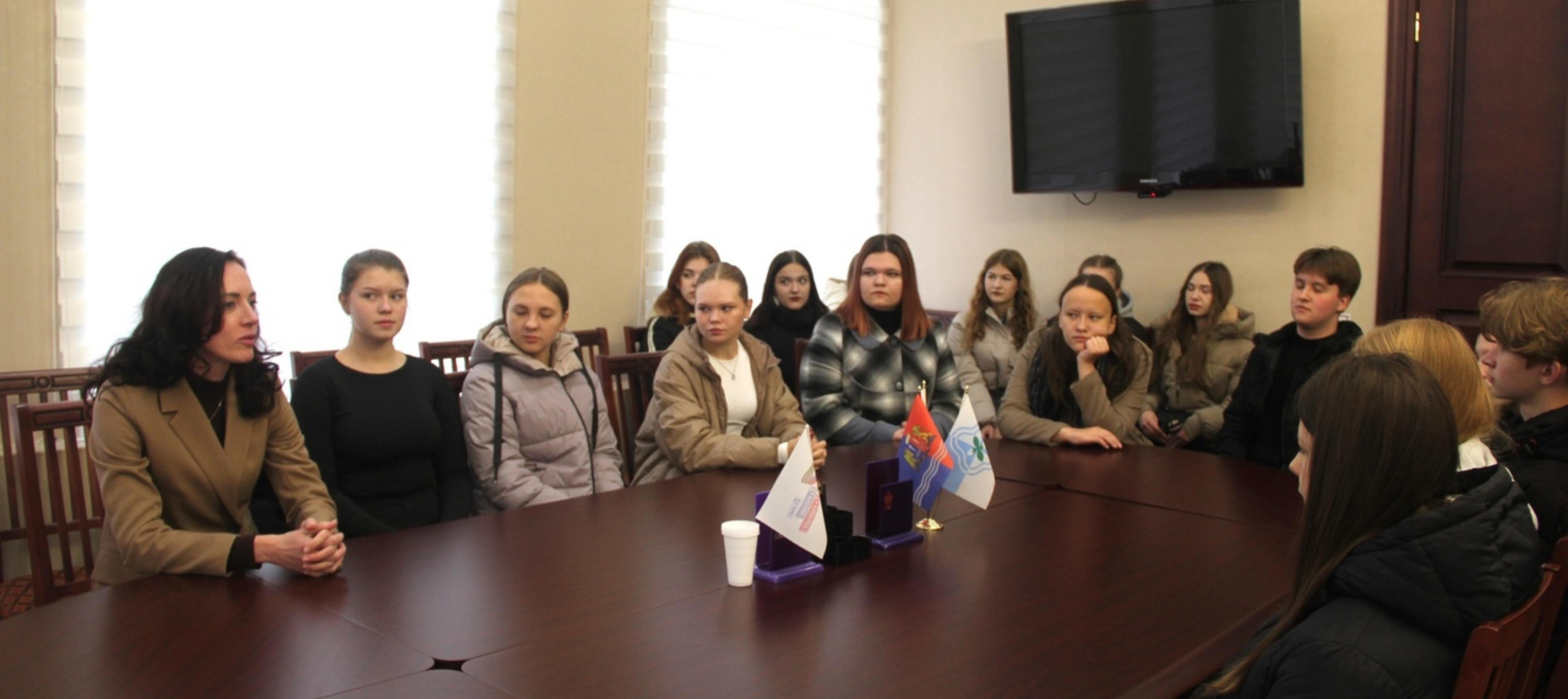 В рамках профориентационной работы учащиеся средней школы №2 посетили районную администрацию.
