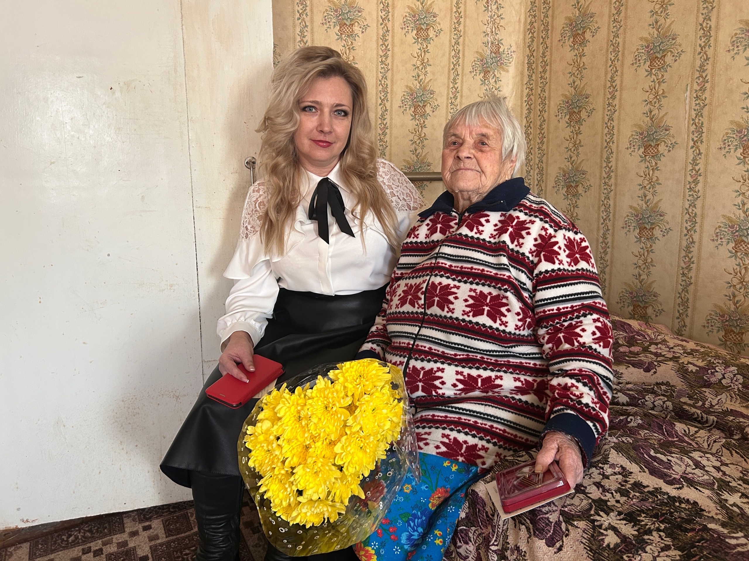 Вручили юбилейную медаль к 80-летию Победы ветерану Великой Отечественной Войны Рее Егоровне Толокновой.