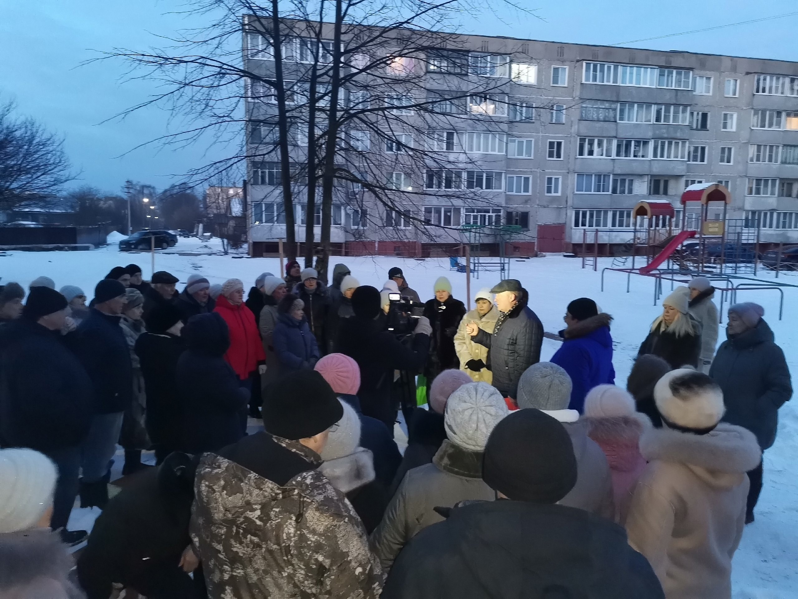 По обращению жителей многоквартирных домов в мкр. Шагова в органы местного самоуправления по вопросу установки вышки сотовой связи на ул. Блюдовская представители администрации провели собрание.