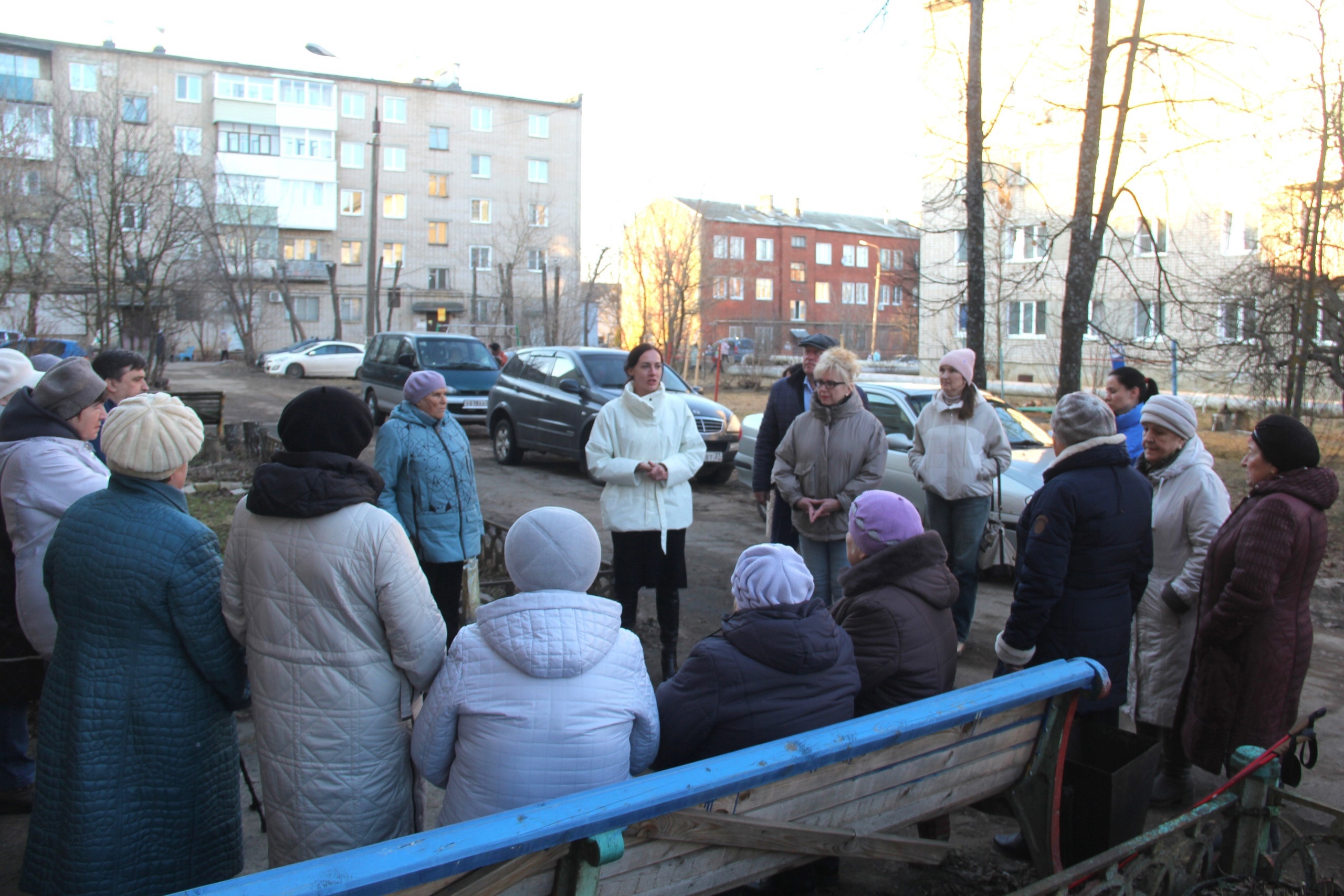 Глава района встретилась с жителями д.4 мкр. Шагова.