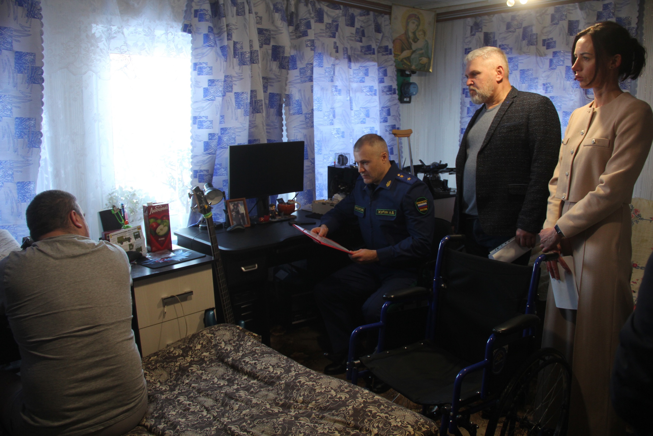 Глава Родниковского района Александра Суханова, прокурор Ивановской области Андрей Жугин, руководитель регионального филиала фонда «Защитники Отечества» Борис Шаляпин посетили участника специальной военной операции.