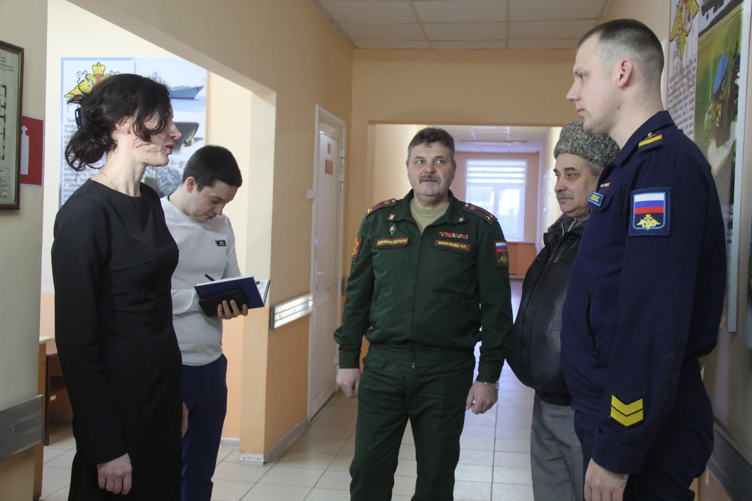 Глава Родниковского района Александра Суханова посетила пункт отбора на военную службу по контракту.