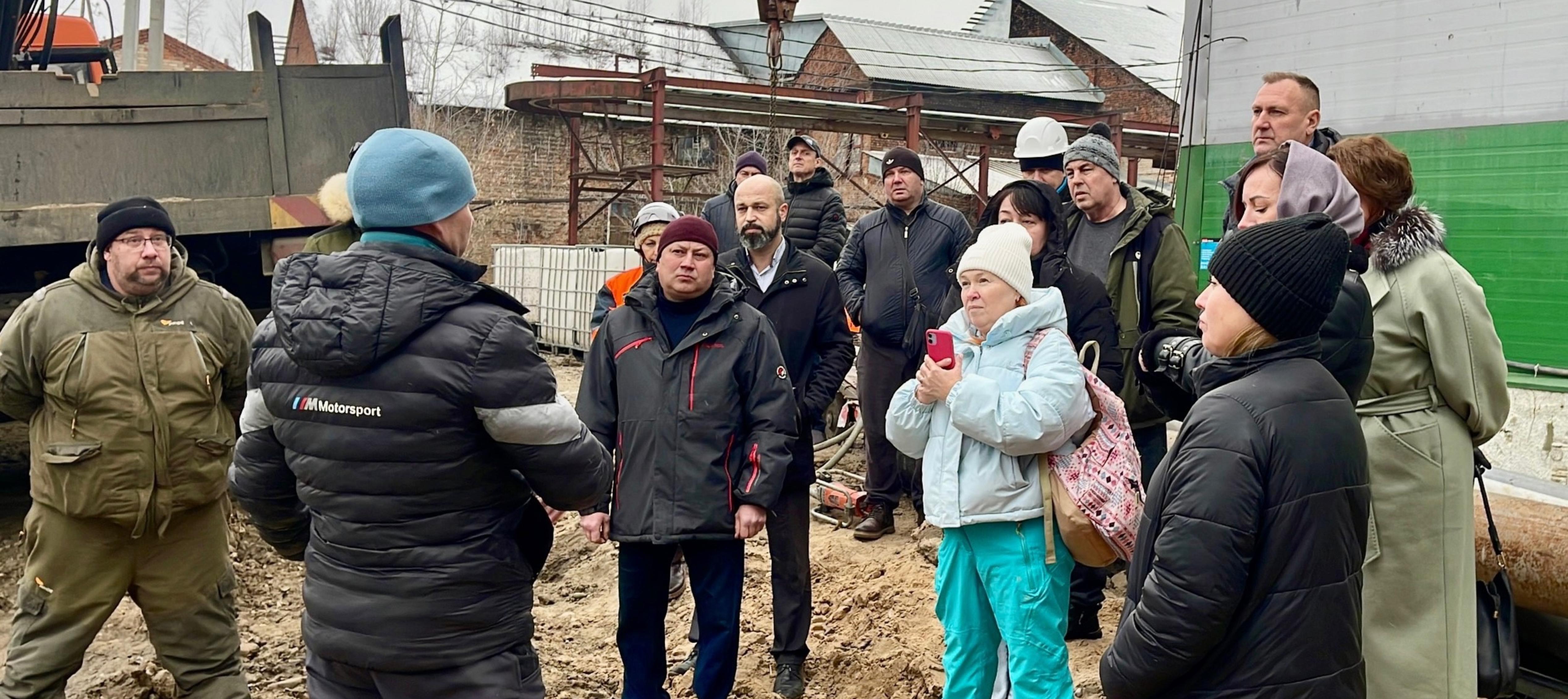Представителю экологического совета района и присутствующим гостям провели экскурсию по строительной площадке очистной станции.