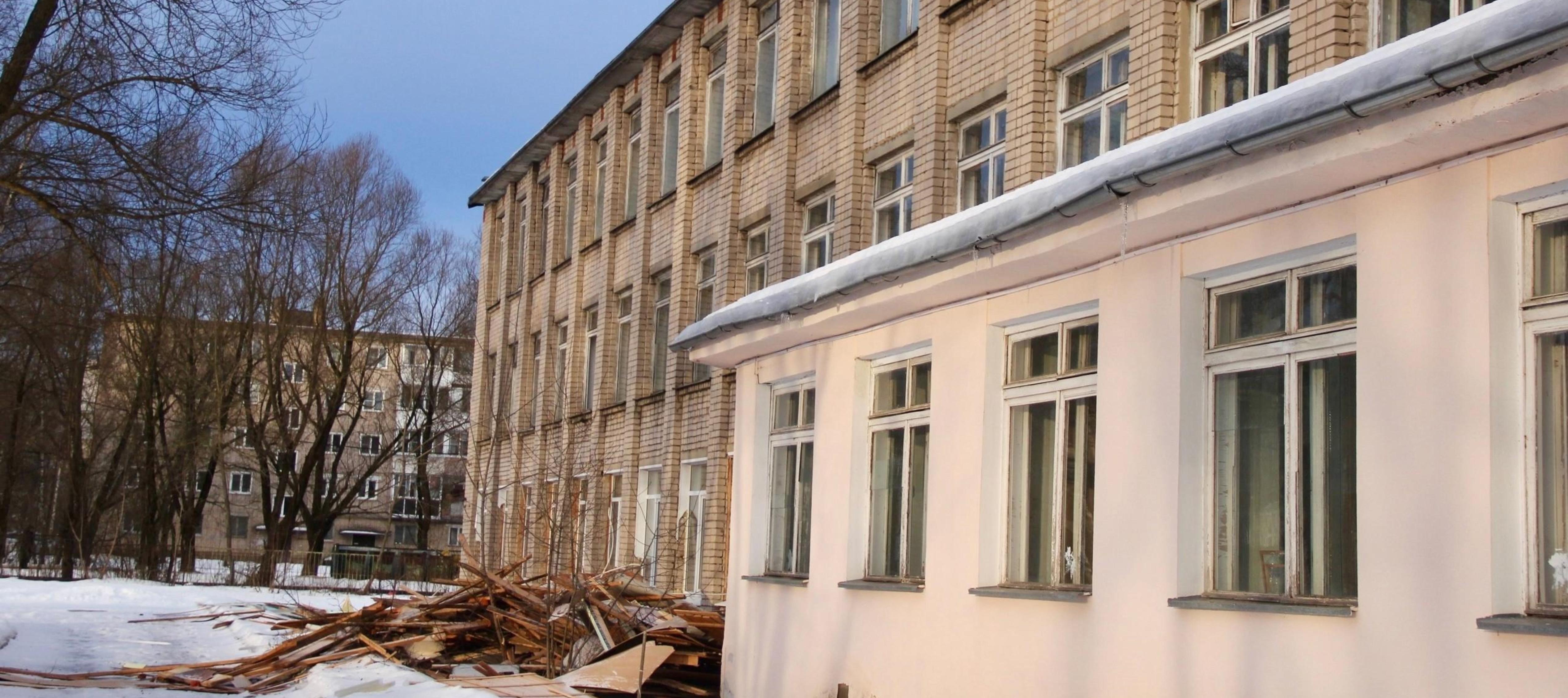 В средней школе №3 начался капитальный ремонт здания.