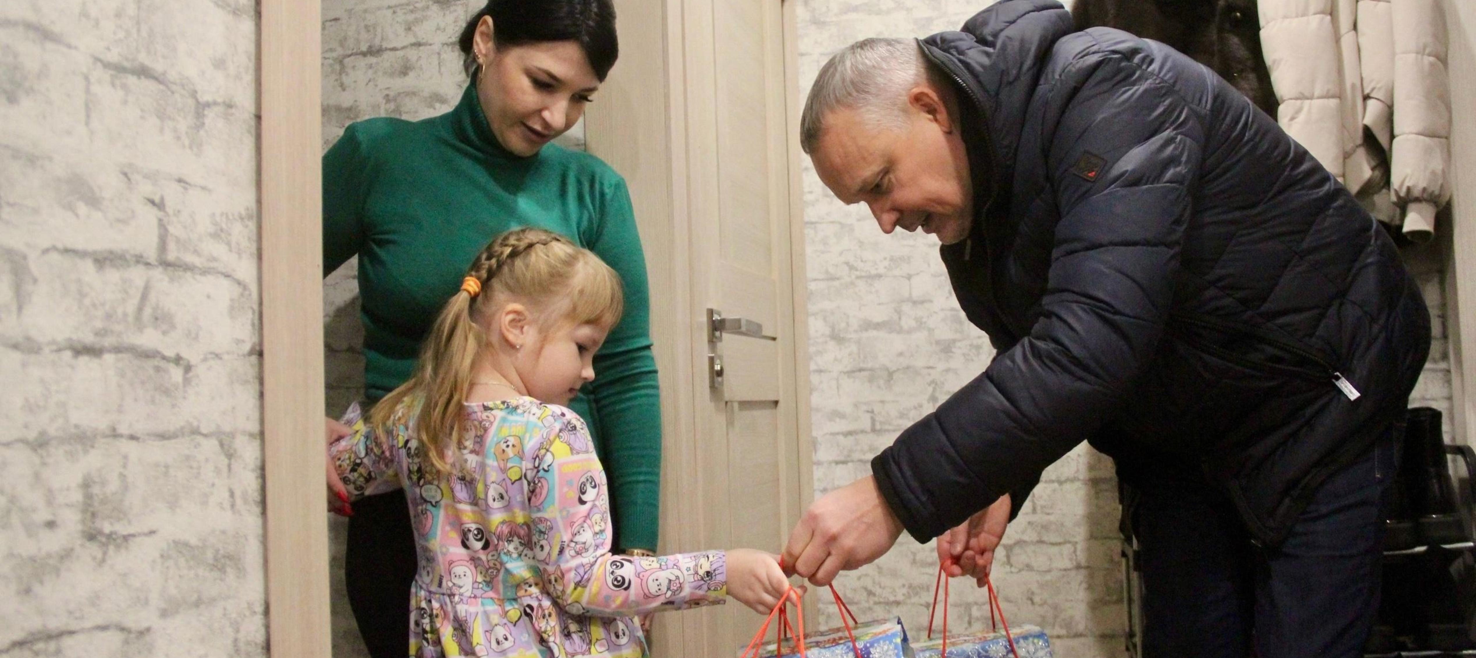 Депутаты вручили новогодние подарки многодетным семьям военнослужащих.