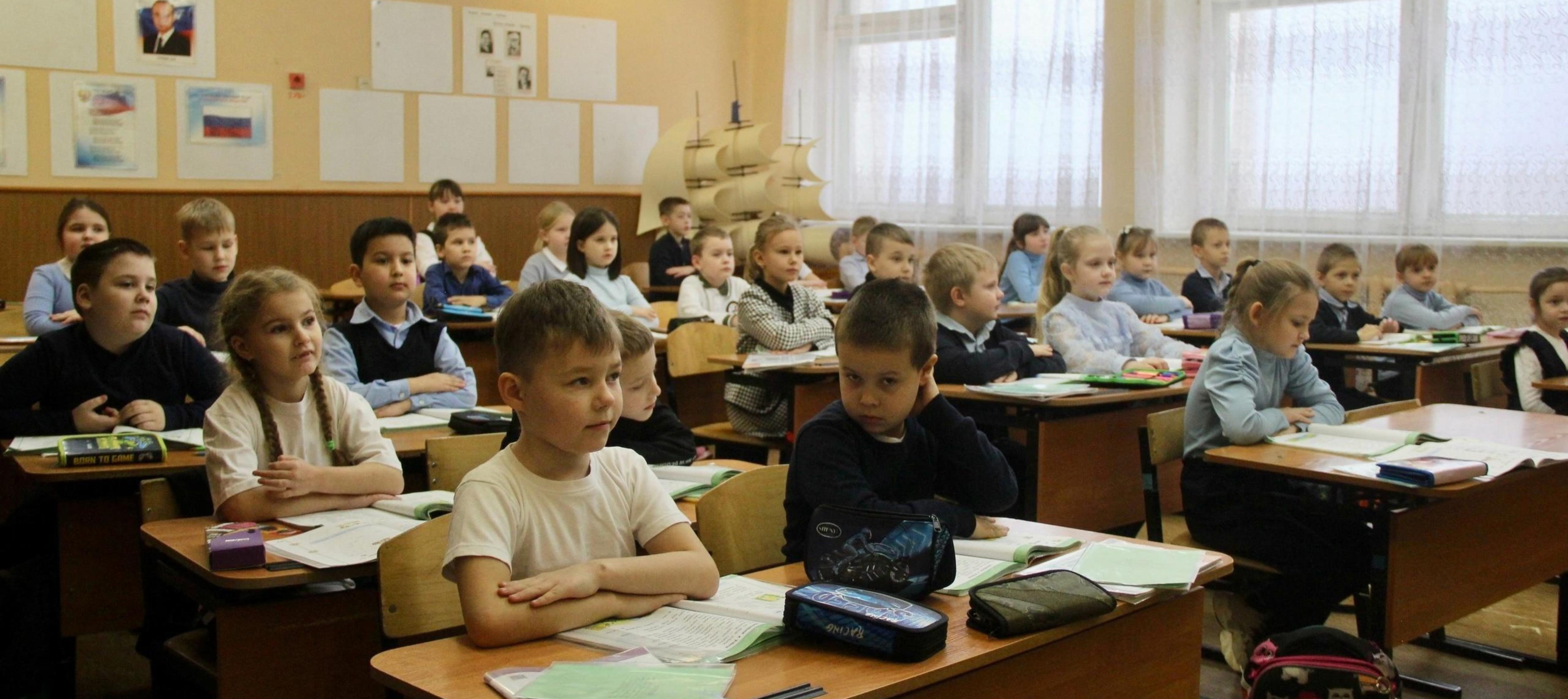 Стены средней школы №4 радушно приняли учеников из средней школы №3.