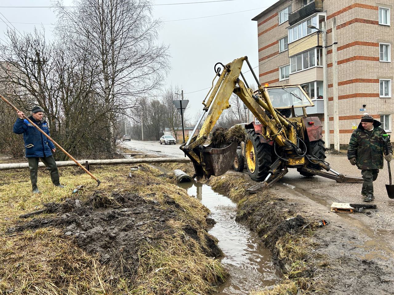 Коммунальные службы проводят в городе противопаводковые работы.