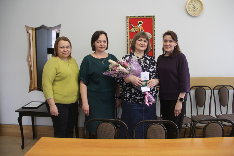 В торжественной обстановке жительнице нашего города Ольге Морозовой вручено удостоверение "Ветеран труда Ивановской области". В торжественной обстановке жительнице нашего города Ольге Морозовой вручено удостоверение "Ветеран труда Ивановской области".